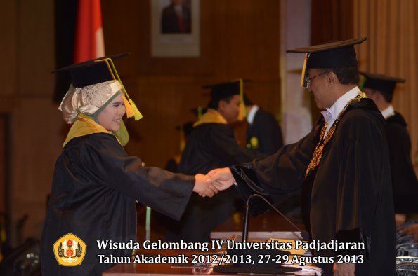 wisuda-unpad-gel-iv-ta-2012_2013-fakultas-ilmu-komunikasi-oleh-rektor-009