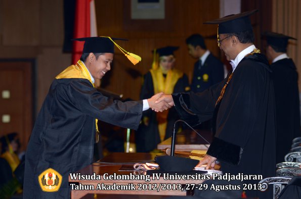 wisuda-unpad-gel-iv-ta-2012_2013-fakultas-ilmu-komunikasi-oleh-rektor-021