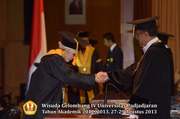 wisuda-unpad-gel-iv-ta-2012_2013-fakultas-ilmu-komunikasi-oleh-rektor-022