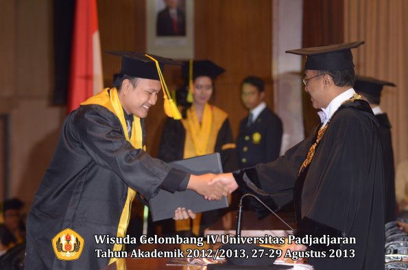 wisuda-unpad-gel-iv-ta-2012_2013-fakultas-ilmu-komunikasi-oleh-rektor-023