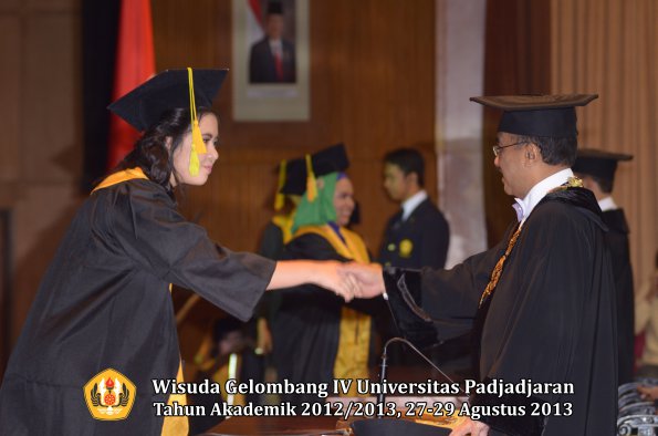 wisuda-unpad-gel-iv-ta-2012_2013-fakultas-ilmu-komunikasi-oleh-rektor-024