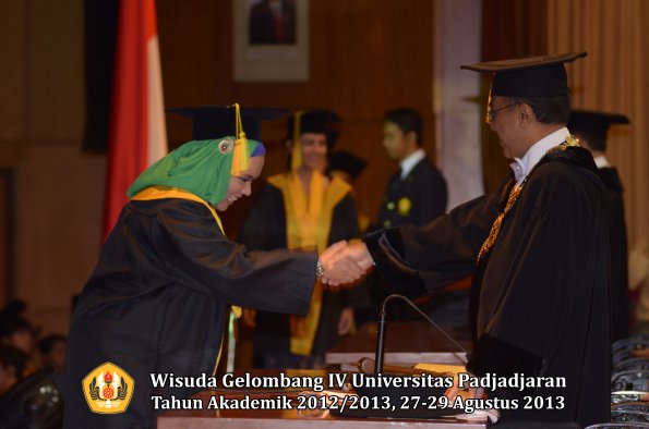 wisuda-unpad-gel-iv-ta-2012_2013-fakultas-ilmu-komunikasi-oleh-rektor-025