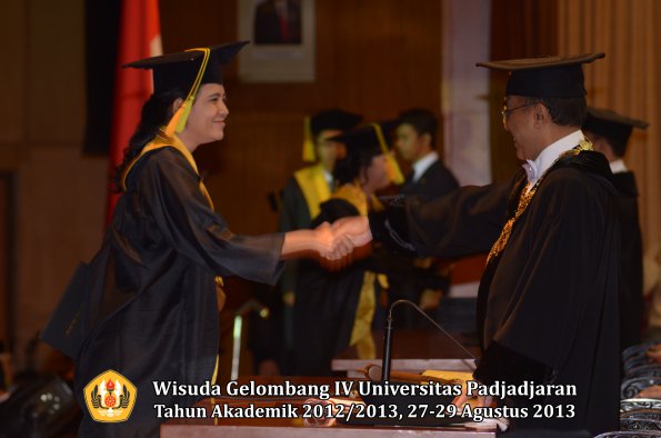 wisuda-unpad-gel-iv-ta-2012_2013-fakultas-ilmu-komunikasi-oleh-rektor-026