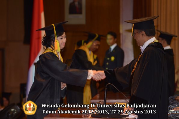 wisuda-unpad-gel-iv-ta-2012_2013-fakultas-ilmu-komunikasi-oleh-rektor-027