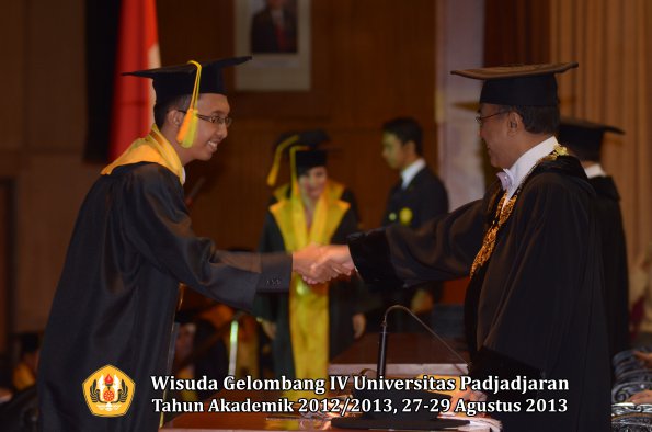 wisuda-unpad-gel-iv-ta-2012_2013-fakultas-ilmu-komunikasi-oleh-rektor-028