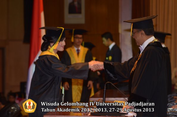 wisuda-unpad-gel-iv-ta-2012_2013-fakultas-ilmu-komunikasi-oleh-rektor-029