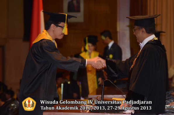 wisuda-unpad-gel-iv-ta-2012_2013-fakultas-ilmu-komunikasi-oleh-rektor-030