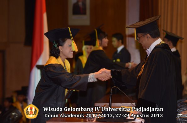 wisuda-unpad-gel-iv-ta-2012_2013-fakultas-ilmu-komunikasi-oleh-rektor-031