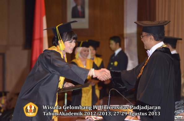 wisuda-unpad-gel-iv-ta-2012_2013-fakultas-ilmu-komunikasi-oleh-rektor-032