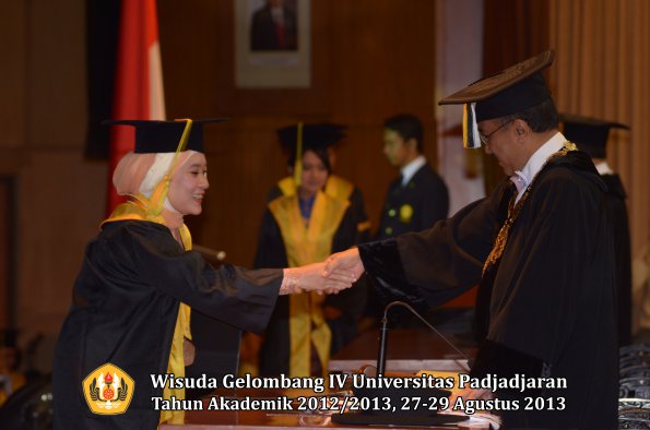 wisuda-unpad-gel-iv-ta-2012_2013-fakultas-ilmu-komunikasi-oleh-rektor-033