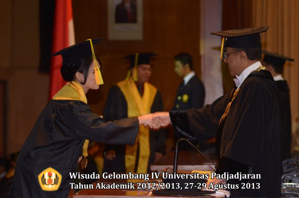 wisuda-unpad-gel-iv-ta-2012_2013-fakultas-ilmu-komunikasi-oleh-rektor-034