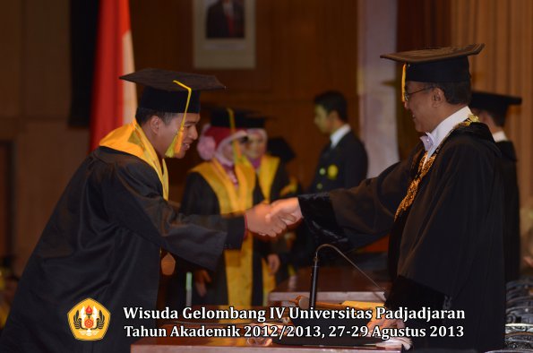 wisuda-unpad-gel-iv-ta-2012_2013-fakultas-ilmu-komunikasi-oleh-rektor-035