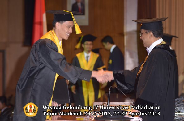 wisuda-unpad-gel-iv-ta-2012_2013-fakultas-ilmu-komunikasi-oleh-rektor-039