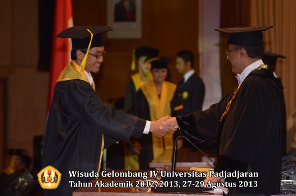 wisuda-unpad-gel-iv-ta-2012_2013-fakultas-ilmu-komunikasi-oleh-rektor-040