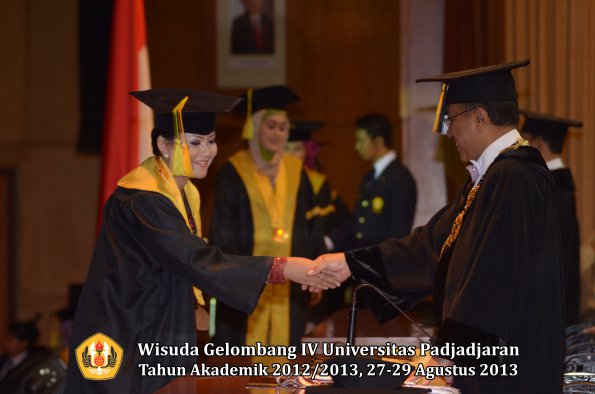 wisuda-unpad-gel-iv-ta-2012_2013-fakultas-ilmu-komunikasi-oleh-rektor-041