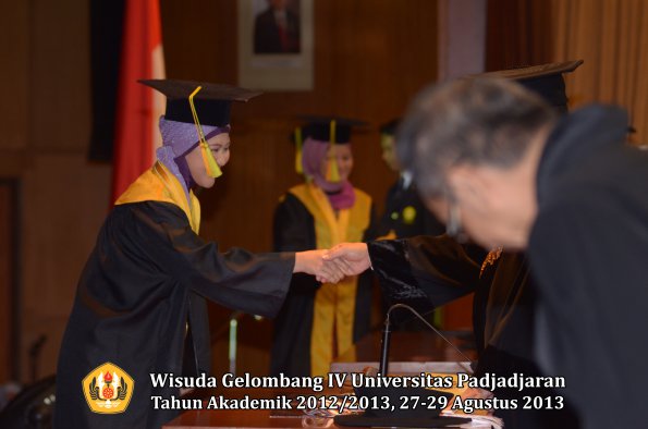 wisuda-unpad-gel-iv-ta-2012_2013-fakultas-ilmu-komunikasi-oleh-rektor-048