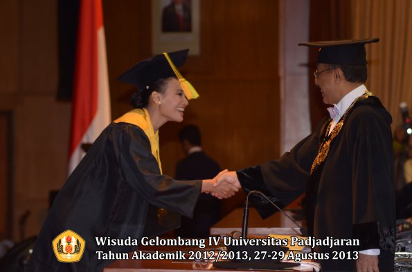 wisuda-unpad-gel-iv-ta-2012_2013-fakultas-ilmu-komunikasi-oleh-rektor-050