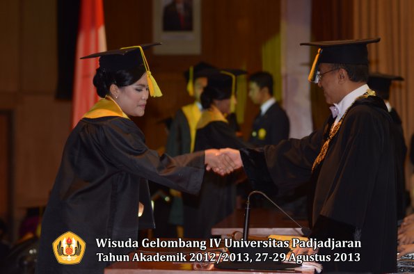 wisuda-unpad-gel-iv-ta-2012_2013-fakultas-ilmu-komunikasi-oleh-rektor-052