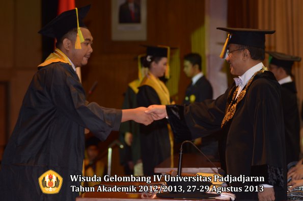 wisuda-unpad-gel-iv-ta-2012_2013-fakultas-ilmu-komunikasi-oleh-rektor-054