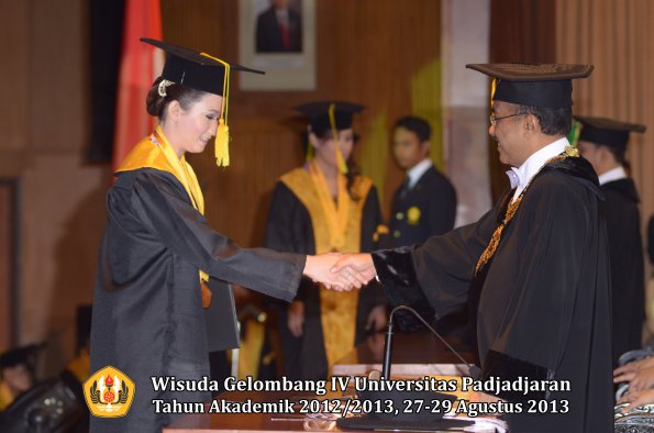 wisuda-unpad-gel-iv-ta-2012_2013-fakultas-ilmu-komunikasi-oleh-rektor-055