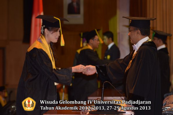 wisuda-unpad-gel-iv-ta-2012_2013-fakultas-ilmu-komunikasi-oleh-rektor-056