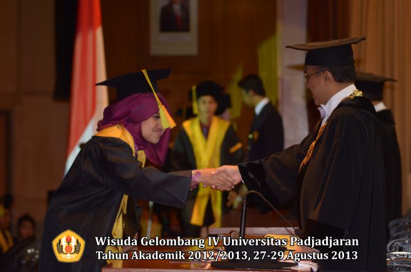 wisuda-unpad-gel-iv-ta-2012_2013-fakultas-ilmu-komunikasi-oleh-rektor-058