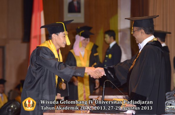 wisuda-unpad-gel-iv-ta-2012_2013-fakultas-ilmu-komunikasi-oleh-rektor-059