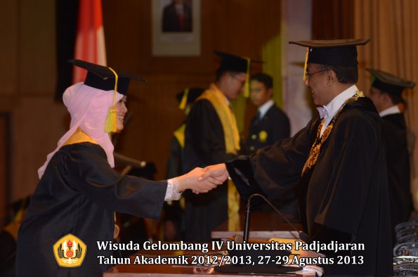 wisuda-unpad-gel-iv-ta-2012_2013-fakultas-ilmu-komunikasi-oleh-rektor-060