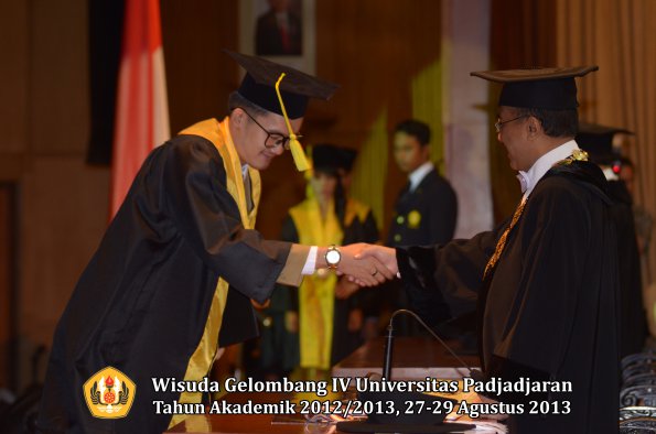 wisuda-unpad-gel-iv-ta-2012_2013-fakultas-ilmu-komunikasi-oleh-rektor-061