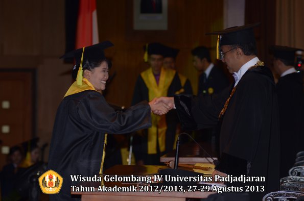 wisuda-unpad-gel-iv-ta-2012_2013-fakultas-ilmu-komunikasi-oleh-rektor-064