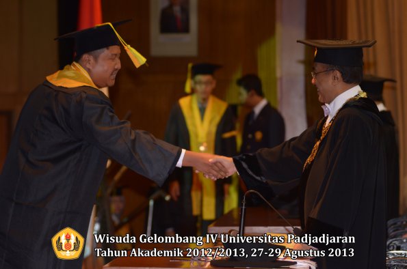 wisuda-unpad-gel-iv-ta-2012_2013-fakultas-ilmu-komunikasi-oleh-rektor-066