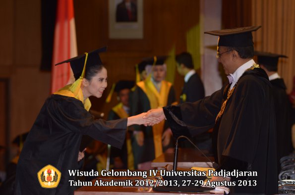 wisuda-unpad-gel-iv-ta-2012_2013-fakultas-ilmu-komunikasi-oleh-rektor-069