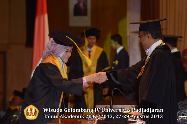 wisuda-unpad-gel-iv-ta-2012_2013-fakultas-ilmu-komunikasi-oleh-rektor-070