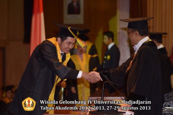 wisuda-unpad-gel-iv-ta-2012_2013-fakultas-ilmu-komunikasi-oleh-rektor-072