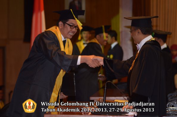 wisuda-unpad-gel-iv-ta-2012_2013-fakultas-ilmu-komunikasi-oleh-rektor-075