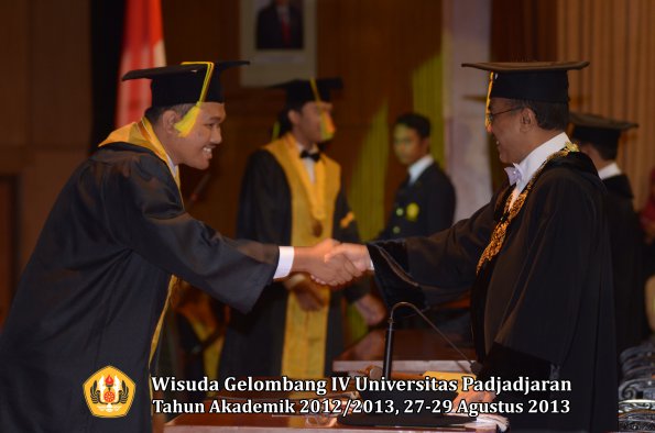 wisuda-unpad-gel-iv-ta-2012_2013-fakultas-ilmu-komunikasi-oleh-rektor-076