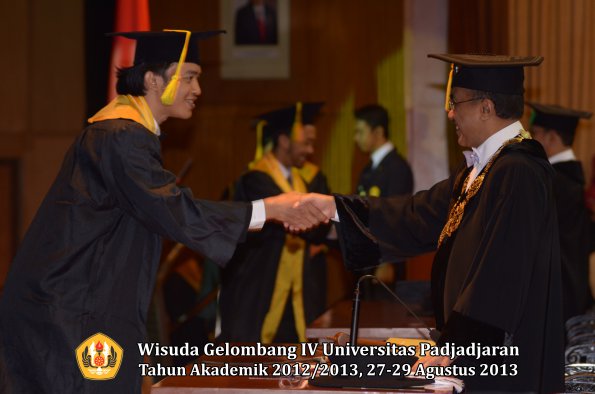 wisuda-unpad-gel-iv-ta-2012_2013-fakultas-ilmu-komunikasi-oleh-rektor-077