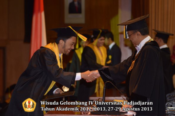 wisuda-unpad-gel-iv-ta-2012_2013-fakultas-ilmu-komunikasi-oleh-rektor-078