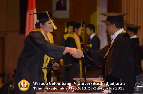 wisuda-unpad-gel-iv-ta-2012_2013-fakultas-ilmu-komunikasi-oleh-rektor-079