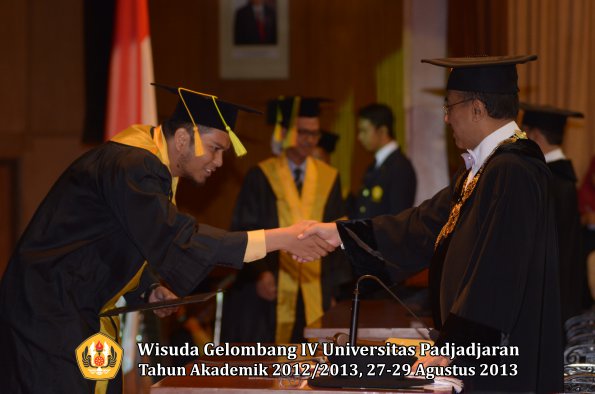 wisuda-unpad-gel-iv-ta-2012_2013-fakultas-ilmu-komunikasi-oleh-rektor-081