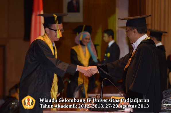 wisuda-unpad-gel-iv-ta-2012_2013-fakultas-ilmu-komunikasi-oleh-rektor-082