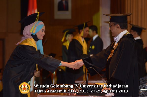 wisuda-unpad-gel-iv-ta-2012_2013-fakultas-ilmu-komunikasi-oleh-rektor-083