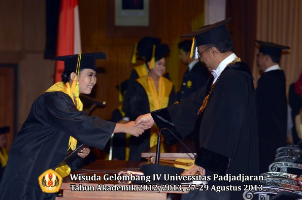 wisuda-unpad-gel-iv-ta-2012_2013-fakultas-ilmu-komunikasi-oleh-rektor-086