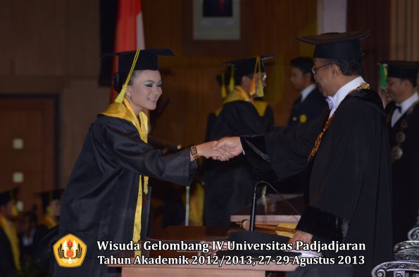 wisuda-unpad-gel-iv-ta-2012_2013-fakultas-ilmu-komunikasi-oleh-rektor-097