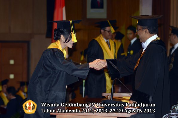 wisuda-unpad-gel-iv-ta-2012_2013-fakultas-ilmu-komunikasi-oleh-rektor-099