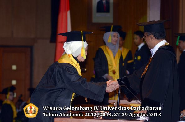 wisuda-unpad-gel-iv-ta-2012_2013-fakultas-ilmu-komunikasi-oleh-rektor-110