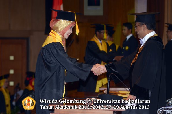 wisuda-unpad-gel-iv-ta-2012_2013-fakultas-ilmu-komunikasi-oleh-rektor-115