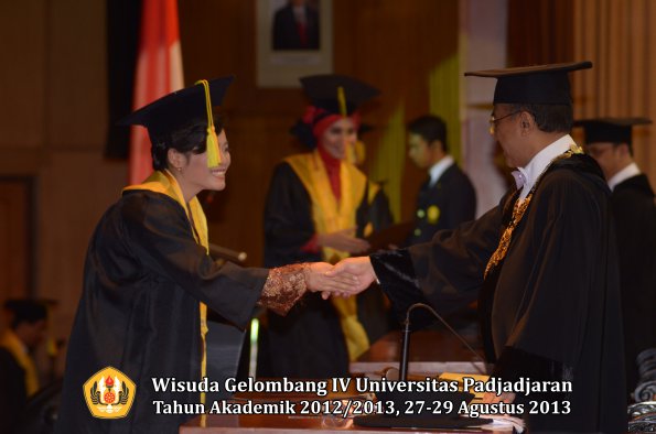 wisuda-unpad-gel-iv-ta-2012_2013-fakultas-ilmu-komunikasi-oleh-rektor-123