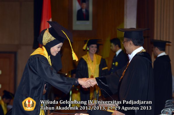 wisuda-unpad-gel-iv-ta-2012_2013-fakultas-ilmu-komunikasi-oleh-rektor-129