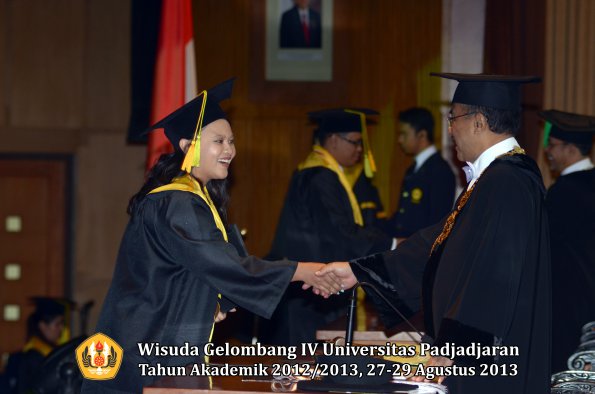 wisuda-unpad-gel-iv-ta-2012_2013-fakultas-ilmu-komunikasi-oleh-rektor-138